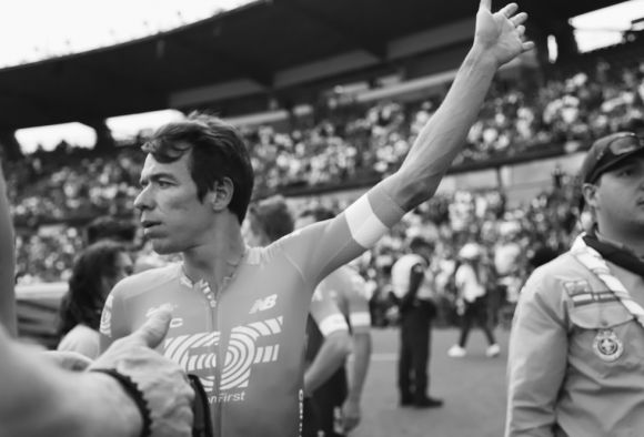 Uran between his fans