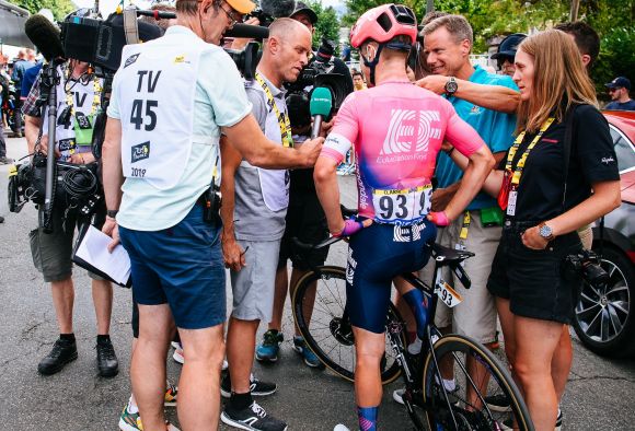 Simon Clarke at the stage finish (ph. Gruber)