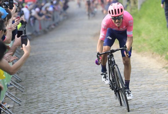 The breakaway on the cobbles (ph. Bettini)